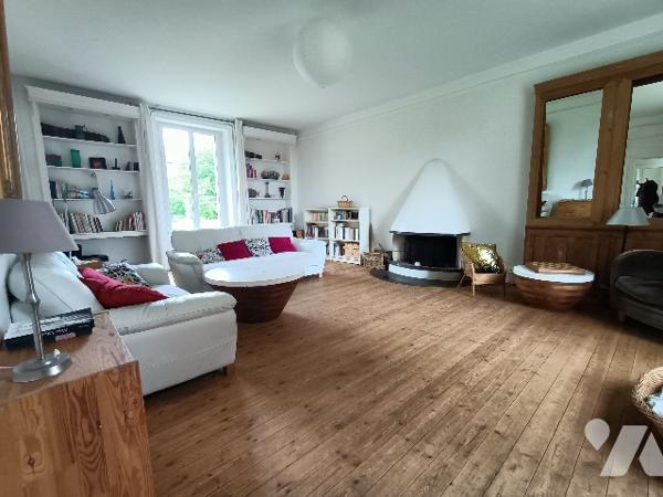 ARGENCES : Maison de Maître et Bâtisse  sur  7000m² de terrain bordé d'une rivière.