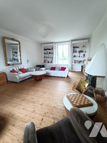 ARGENCES : Maison de Maître et Bâtisse  sur  7000m² de terrain bordé d'une rivière.