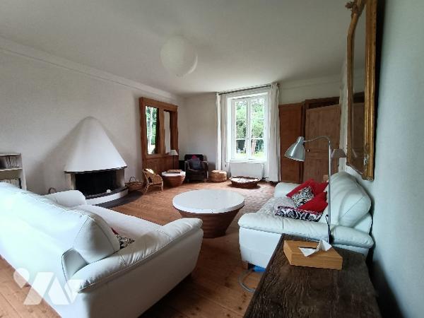 ARGENCES : Maison de Maître et Bâtisse  sur  7000m² de terrain bordé d'une rivière.