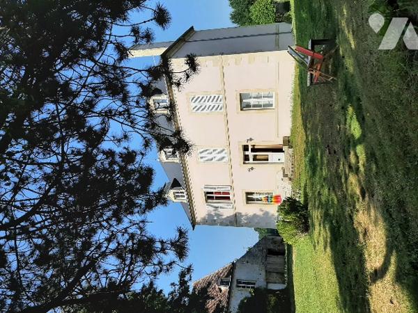 ARGENCES : Maison de Maître et Bâtisse  sur  7000m² de terrain bordé d'une rivière.