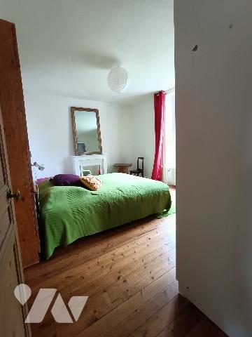 ARGENCES : Maison de Maître et Bâtisse  sur  7000m² de terrain bordé d'une rivière.