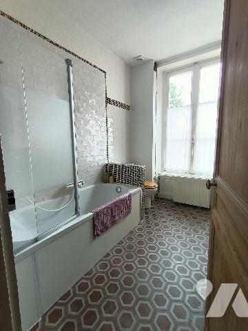 ARGENCES : Maison de Maître et Bâtisse  sur  7000m² de terrain bordé d'une rivière.