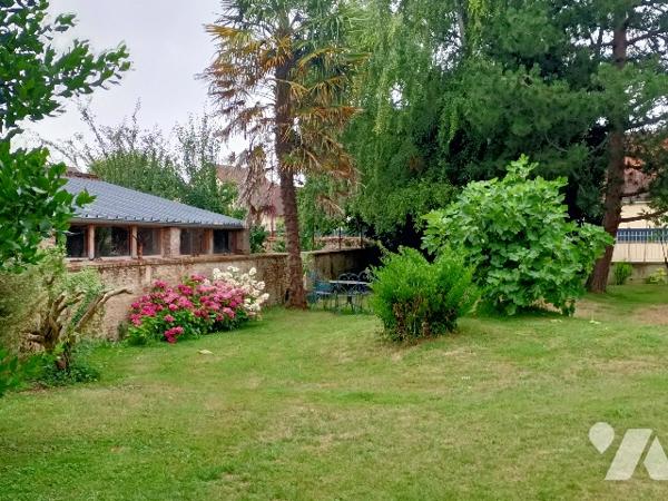 ARGENCES : Maison de Maître et Bâtisse  sur  7000m² de terrain bordé d'une rivière.