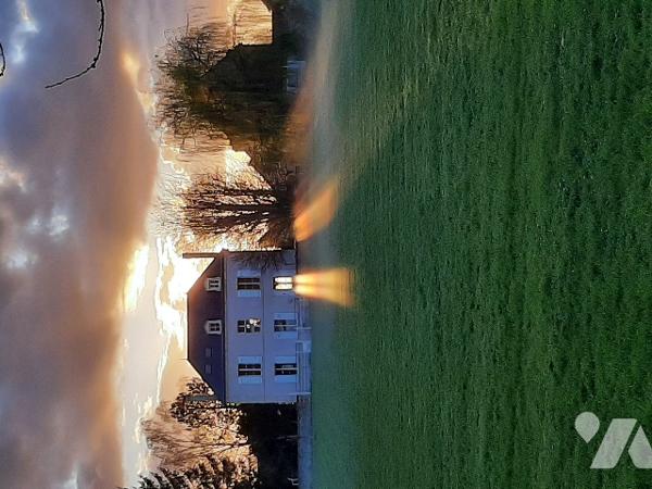 ARGENCES : Maison de Maître et Bâtisse  sur  7000m² de terrain bordé d'une rivière.