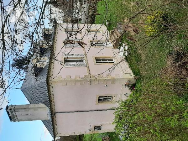 ARGENCES : Maison de Maître et Bâtisse  sur  7000m² de terrain bordé d'une rivière.