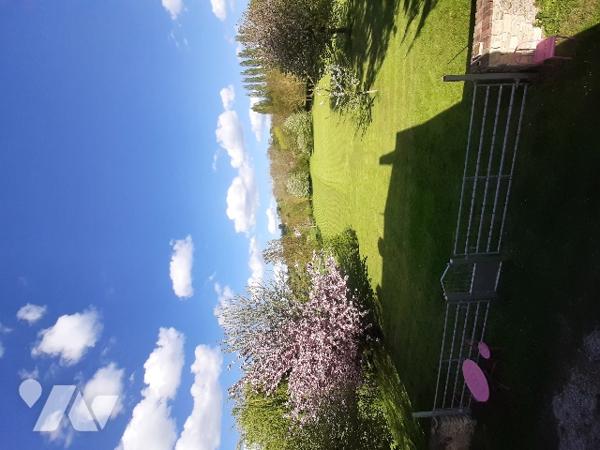 ARGENCES : Maison de Maître et Bâtisse  sur  7000m² de terrain bordé d'une rivière.