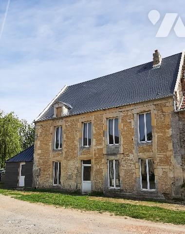 ARGENCES : Maison de Maître et Bâtisse  sur  7000m² de terrain bordé d'une rivière.