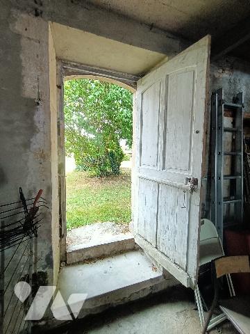 ARGENCES : Maison de Maître et Bâtisse  sur  7000m² de terrain bordé d'une rivière.