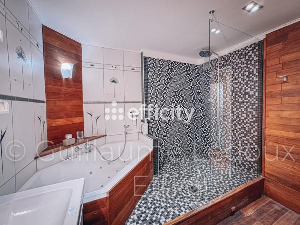 Appartement
         5 pièces
        - 112 m² Bien prestige 550 000 € *