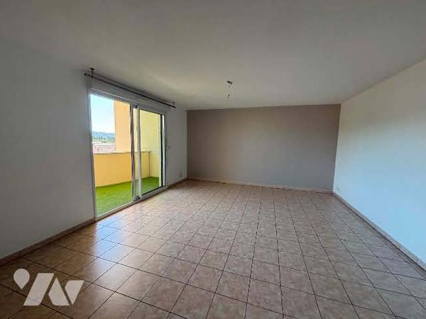 A La Talaudière -centre, appartement T3 au dernier étage avec terrasse et double garage