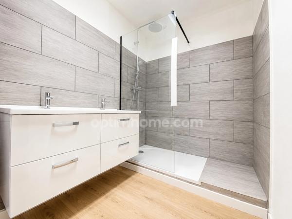 Appartement traversant rénové avec balcon et cave 4 pièces 74m2 à  SETE (34)