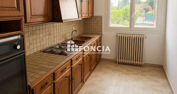 Location Local commercial 4 pièces 92 m² - Rubelles 77950