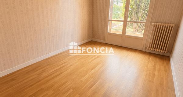 Location Local commercial 4 pièces 92 m² - Rubelles 77950