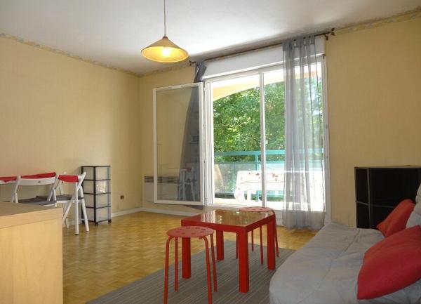 Appartement à louer  1 pièce • 27,51 m2 Saint-Genis-Laval