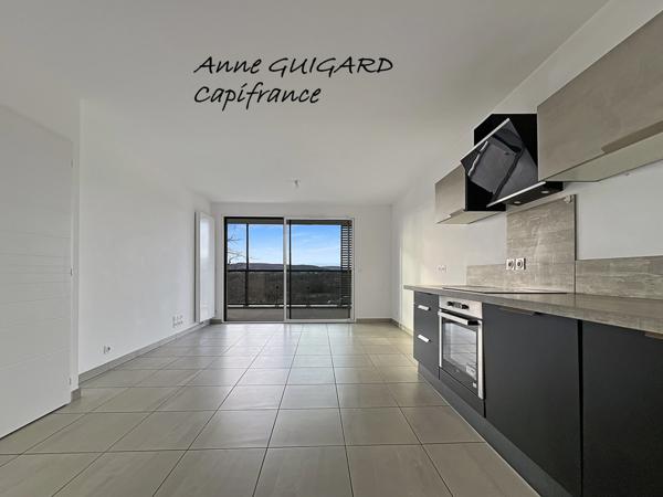 ANNECY (74) : Beau T2 de 43m², résidence de 2019, terrasse 13,50m², ouest, parkings collectifs