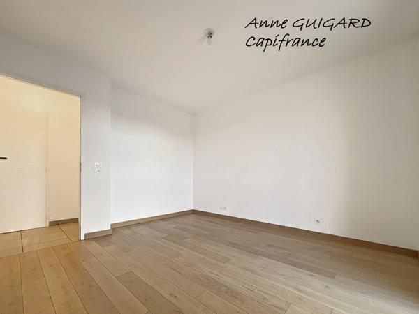 ANNECY (74) : Beau T2 de 43m², résidence de 2019, terrasse 13,50m², ouest, parkings collectifs
