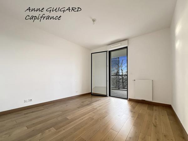 ANNECY (74) : Beau T2 de 43m², résidence de 2019, terrasse 13,50m², ouest, parkings collectifs
