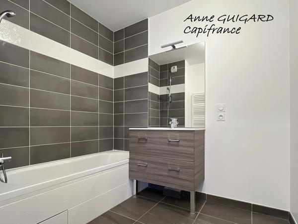 ANNECY (74) : Beau T2 de 43m², résidence de 2019, terrasse 13,50m², ouest, parkings collectifs