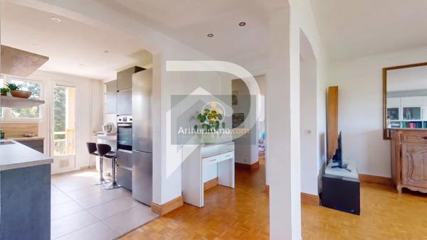 Vente                                                      Appartement
                        
                     4 pièces                      82 m2                     à Le Port-Marly