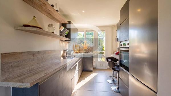 Vente                                                      Appartement
                        
                     4 pièces                      82 m2                     à Le Port-Marly