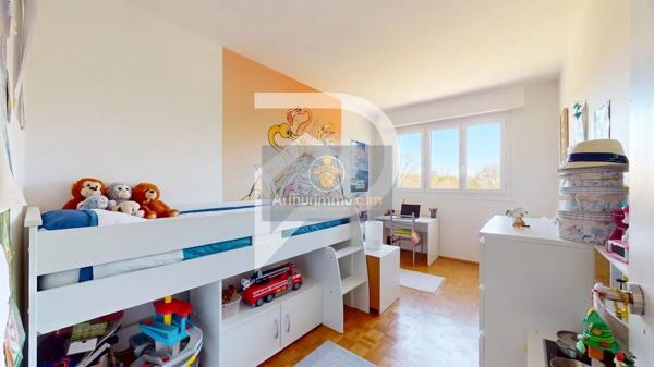 Vente                                                      Appartement
                        
                     4 pièces                      82 m2                     à Le Port-Marly