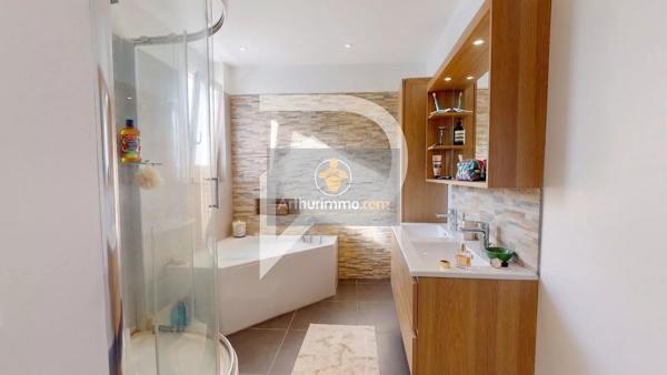 Vente                                                      Appartement
                        
                     4 pièces                      82 m2                     à Le Port-Marly