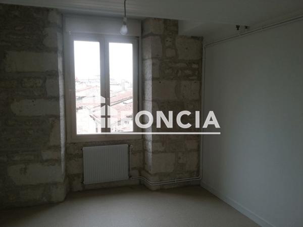 Location Appartement 2 pièces 47.45 m² - 14 PLACE DU PILORI Niort 79000