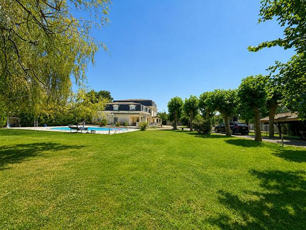 Demeure de 350 m2 + 106m2, Piscine, terrain de tennis, 3282 parcelles