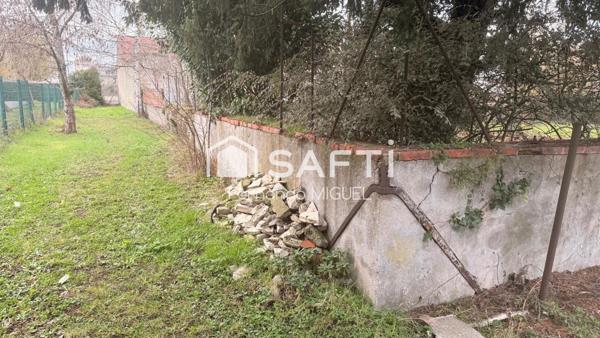 Grand terrain clos en partie