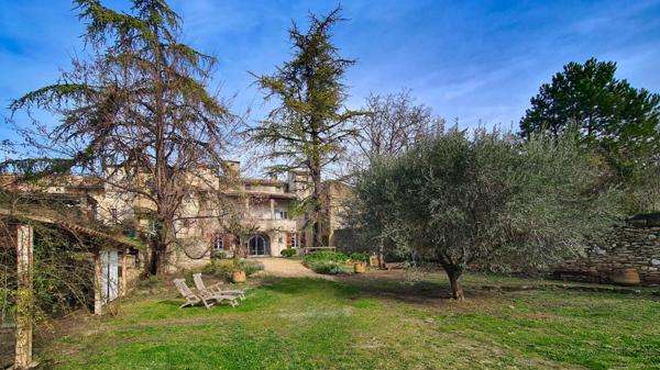Propriété historique de caractère avec jardin au centre d’un village recherché à 5 minutes d’Uzès Uzès (30700)