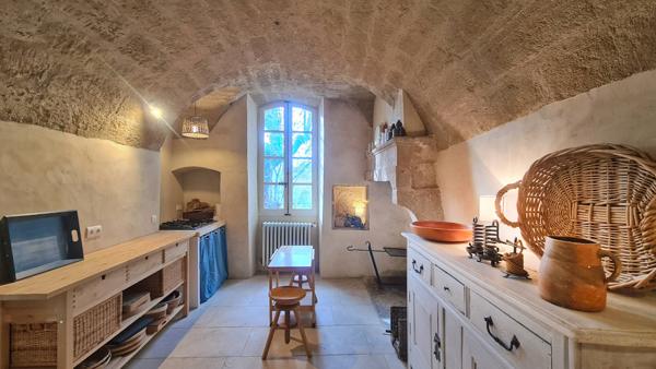 Propriété historique de caractère avec jardin au centre d’un village recherché à 5 minutes d’Uzès Uzès (30700)