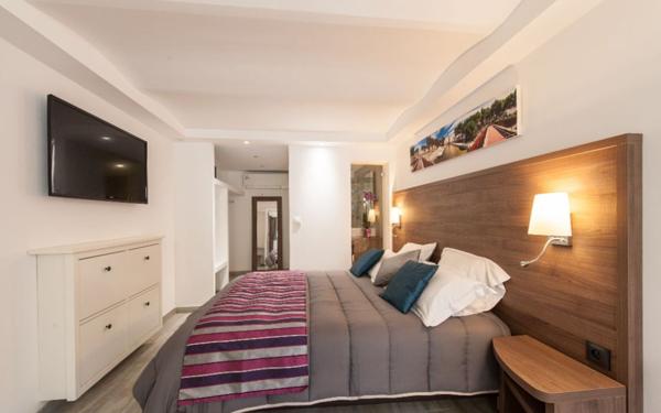 Immeuble à vendre    15 pièces •  Saint-Cyr-sur-Mer