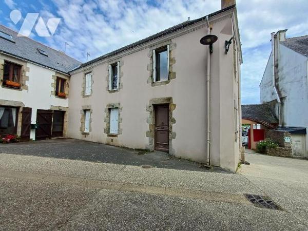 Maison de ville de 82m²  , idéal pour une profession libérale ou réaménagement en habitation.
...