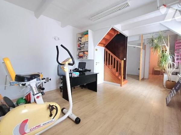 Maison de ville de 82m²  , idéal pour une profession libérale ou réaménagement en habitation.
...