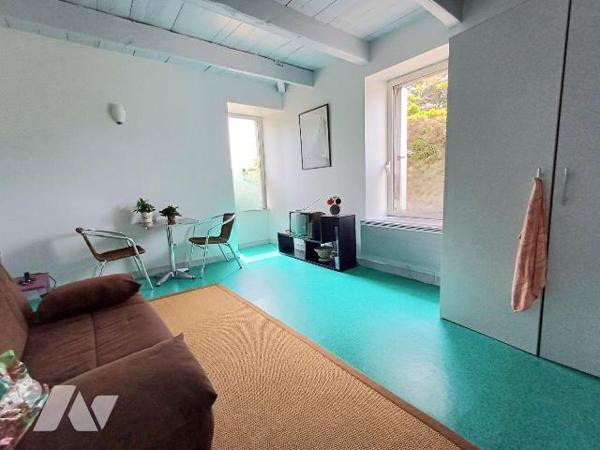 Maison de ville de 82m²  , idéal pour une profession libérale ou réaménagement en habitation.
...