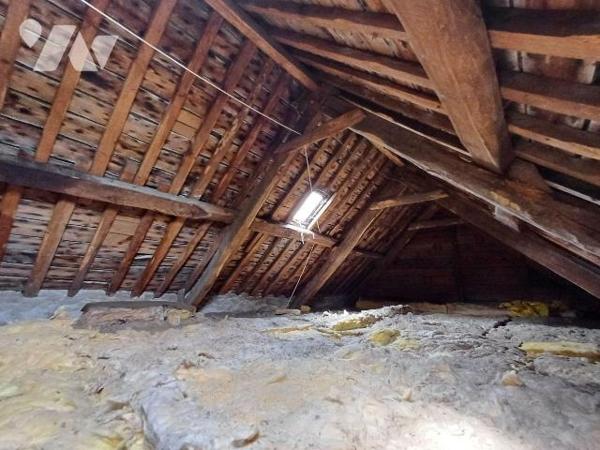 Maison de ville de 82m²  , idéal pour une profession libérale ou réaménagement en habitation.
...