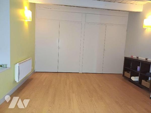 Maison de ville de 82m²  , idéal pour une profession libérale ou réaménagement en habitation.
...