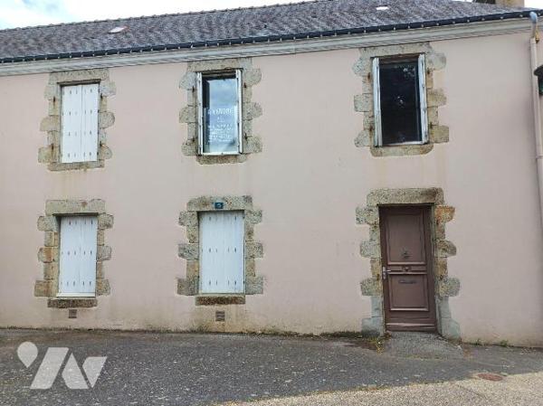 Maison de ville de 82m²  , idéal pour une profession libérale ou réaménagement en habitation.
...