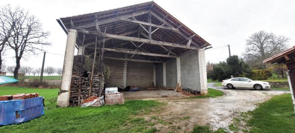 Lisle (24350) À vendre ancienne ferme restaurée de 110 m² habitable, grange et dépendances de 335 m² terrain de 5000 m² sect