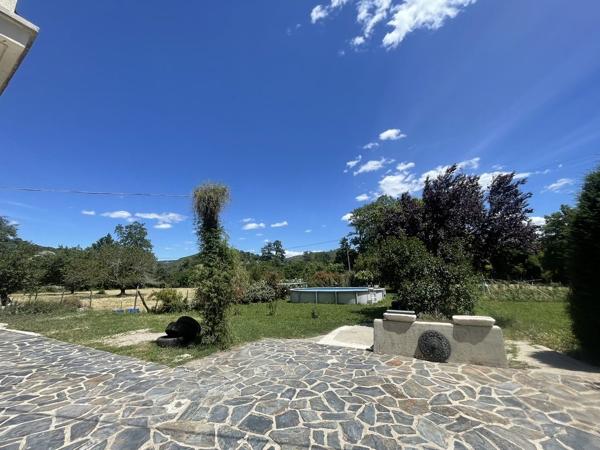 Propriété de deux maisons individuelles sur un grand terrain