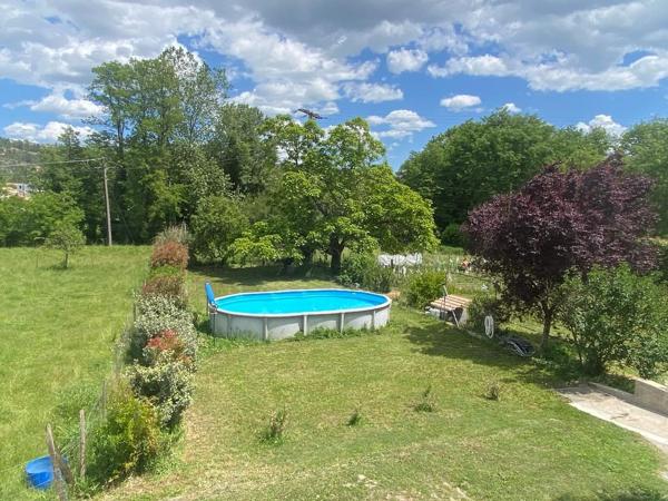 Propriété de deux maisons individuelles sur un grand terrain