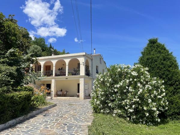 Propriété de deux maisons individuelles sur un grand terrain