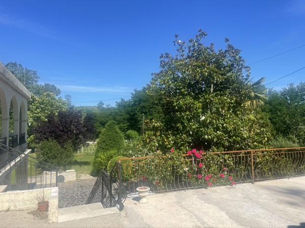 Propriété de deux maisons individuelles sur un grand terrain