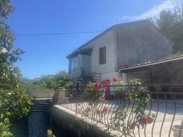 Propriété de deux maisons individuelles sur un grand terrain