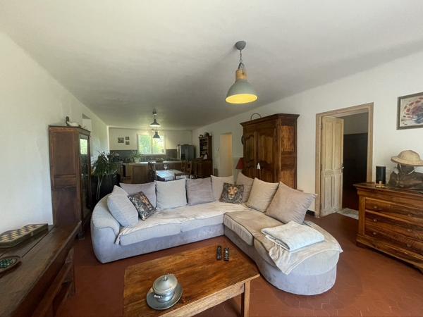 Propriété de deux maisons individuelles sur un grand terrain