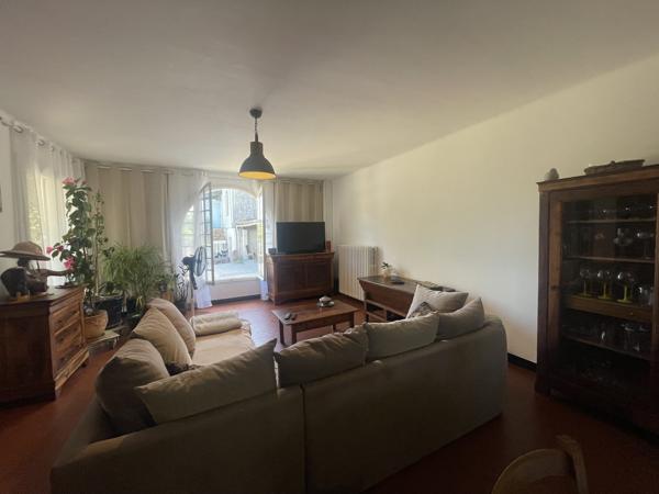 Propriété de deux maisons individuelles sur un grand terrain