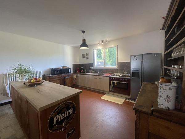 Propriété de deux maisons individuelles sur un grand terrain