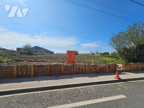 4 terrains à bâtir d'une superficie d'environ 700m² par terrain.
Façade d'environ 18 mètres linéaire