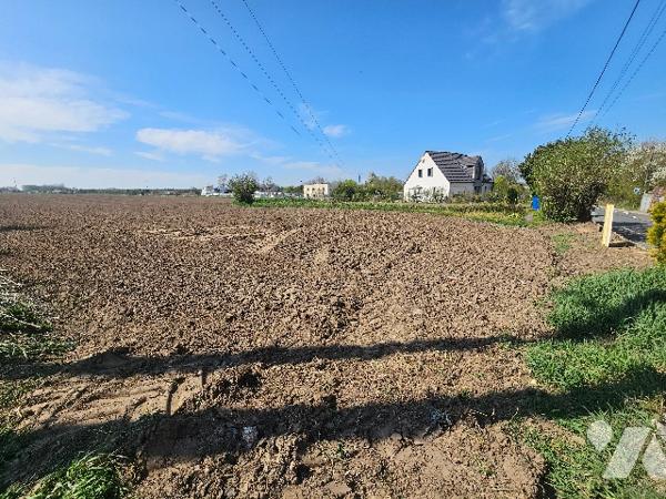 4 terrains à bâtir d'une superficie d'environ 700m² par terrain.
Façade d'environ 18 mètres linéaire