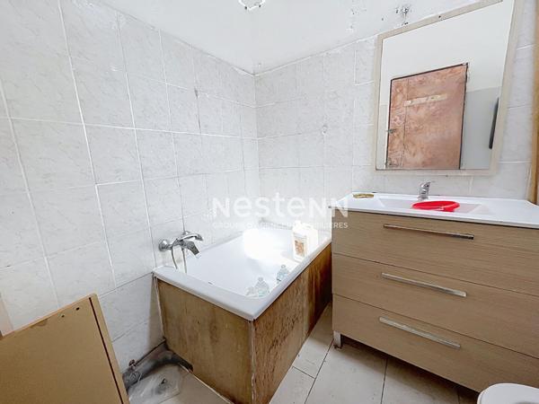 GOLFE JUAN - 27 M2 -2P- CENTRE VILLE - A REFAIRE- SUD -1 MIN DE LA MER